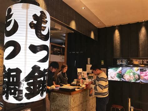 博多駅 もつ鍋 人気 ～駅前の喧騒と鍋の熱気が織りなす夜の風景～