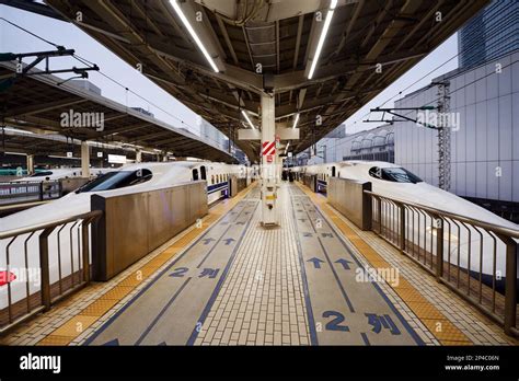 新横浜駅 お土産 かわいい - 駅の魅力とお土産選びの楽しみ