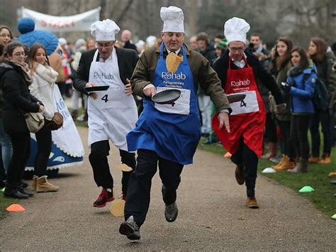  The Pancake Race : Une Tradition Culinaire Médiévale Pleine de Folie et de Sens Cachés !